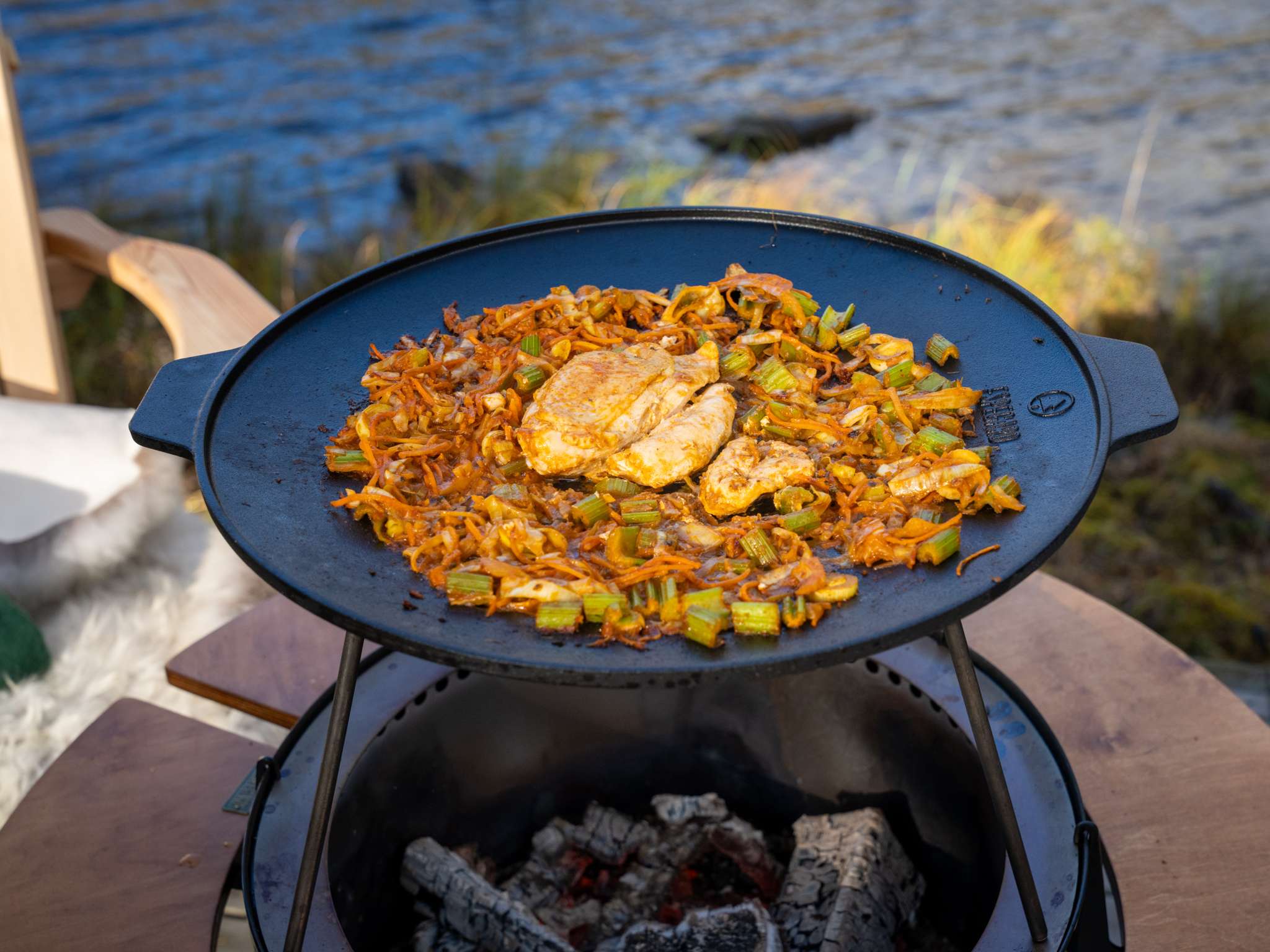 Steikehelle i støpejern med bein